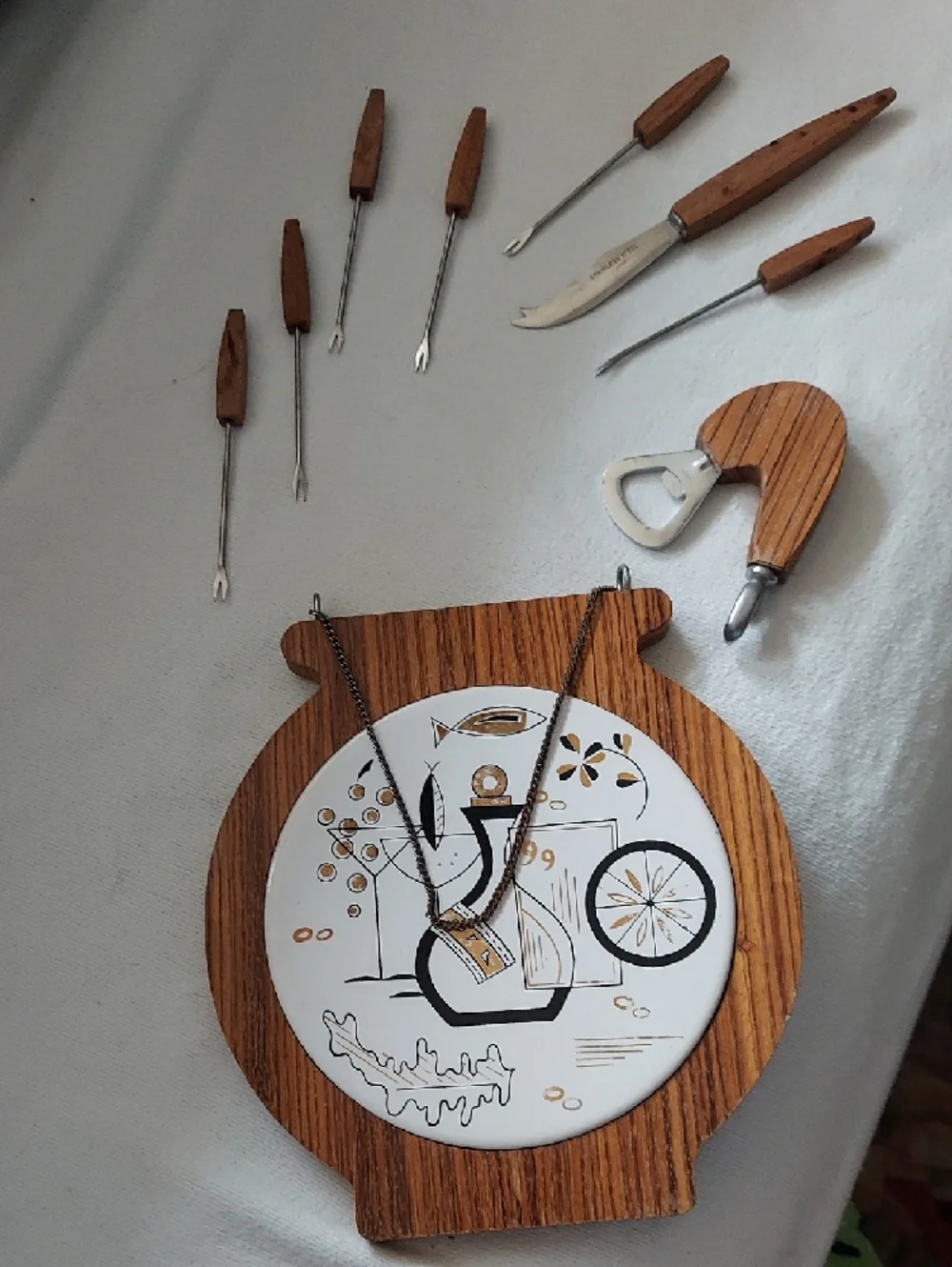 Wood Grain Kettle Wall Plaque with White Decorative Plate